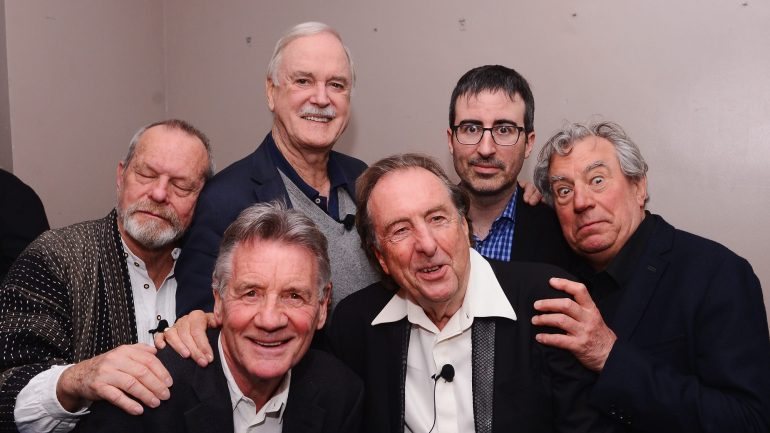 (Da esquerda para a direita) Terry Gilliam, Michael Palin, John Cleese, Eric Idle, John Oliver (o apresentador) e Terry Jones