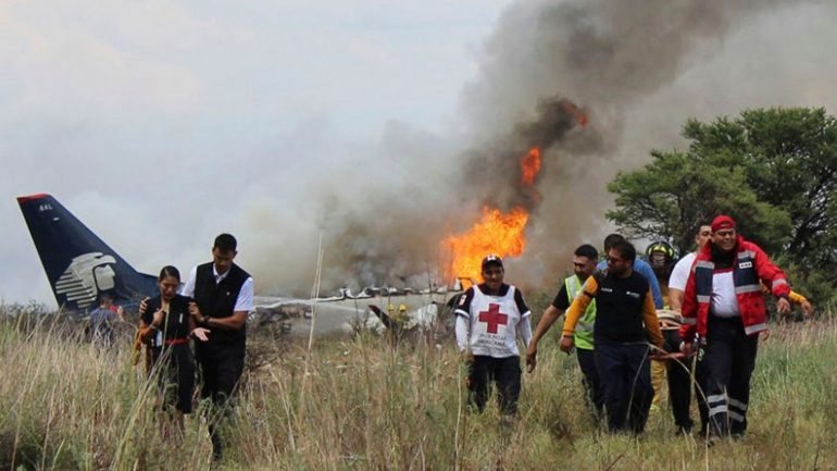 O cenário é devastador mas aconteceu o mais improvável: nenhum passageiro do avião da Aeromexico morreu