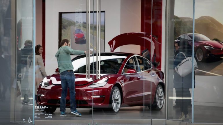 A Tesla conseguiu produzir 5.000 carros do modelo 3 numa semana, meta que muitos consideravam inantigível.