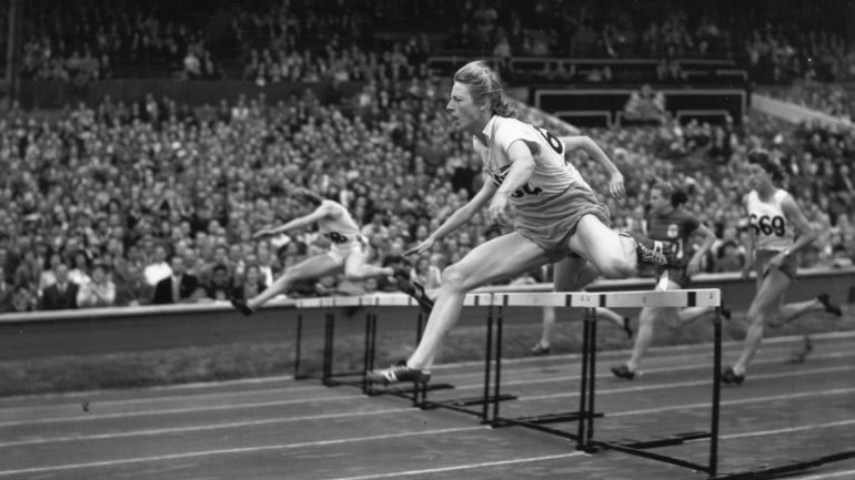 Fanny Blankers-Koen venceu a prova dos 80 metros barreiras com recurso ao photo finish: foi a segunda de quatro medalhas