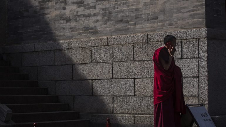 Monge budista na China, país onde mais de 200 milhões de pessoas seguem o budismo