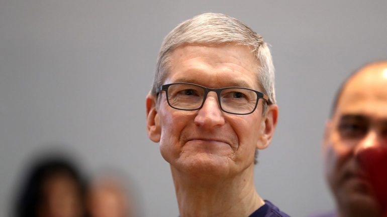 Tim Cook é o atual presidente executivo da Apple. Sucedeu a Steve Jobs depois do fundador abdicar do cargo, pouco antes de morrer