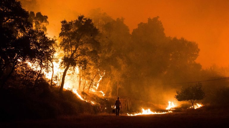 O incêndio mais alarmante a lavrar no país continua a ser o da serra de Monchique, no distrito de Faro
