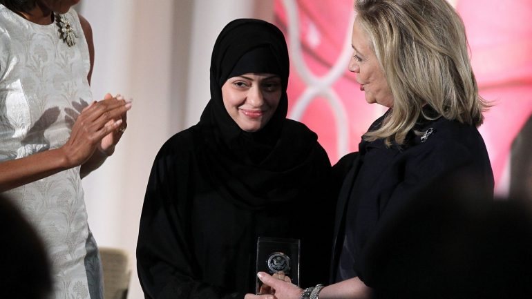 A ativista detida Samar Badawi, ao centro, numa cerimónia com Michelle Obama (à esquerda) e Hillary Clinton