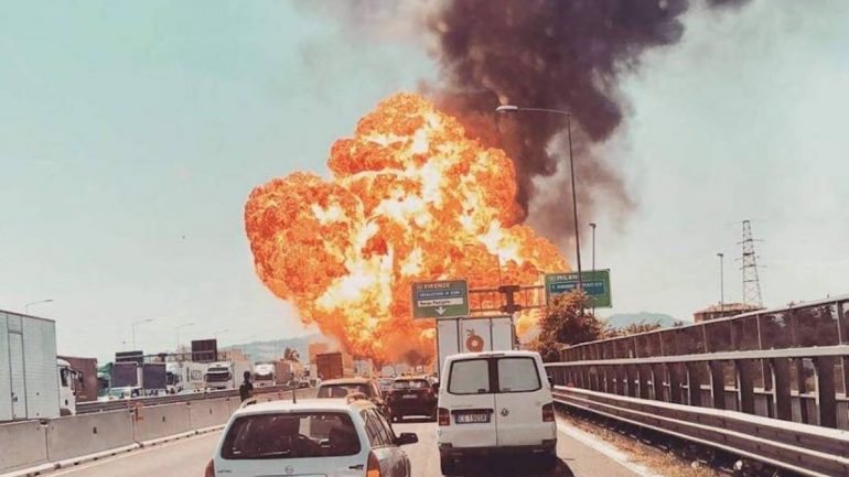 Imagem da explosão partilhada no Twitter por um automobilista