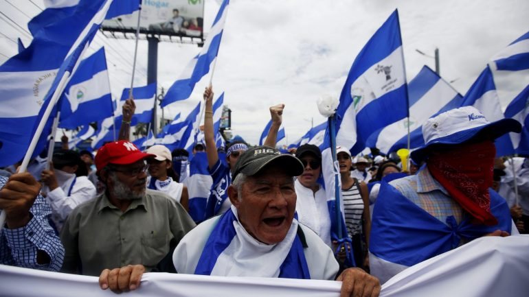 Os manifestantes acusam Daniel Ortega e Rosario Murillo de abuso de poder e de corrupção