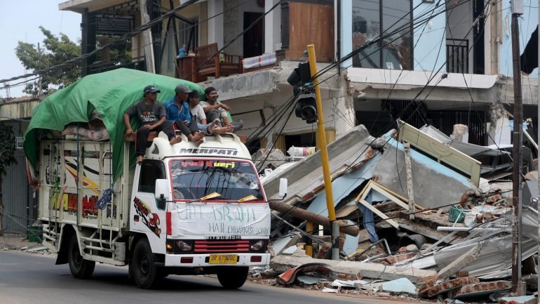 O terramoto destruiu, pelo menos, 67.875 casas, 468 colégios, seis pontes, 15 mesquitas e 13 centros de saúde