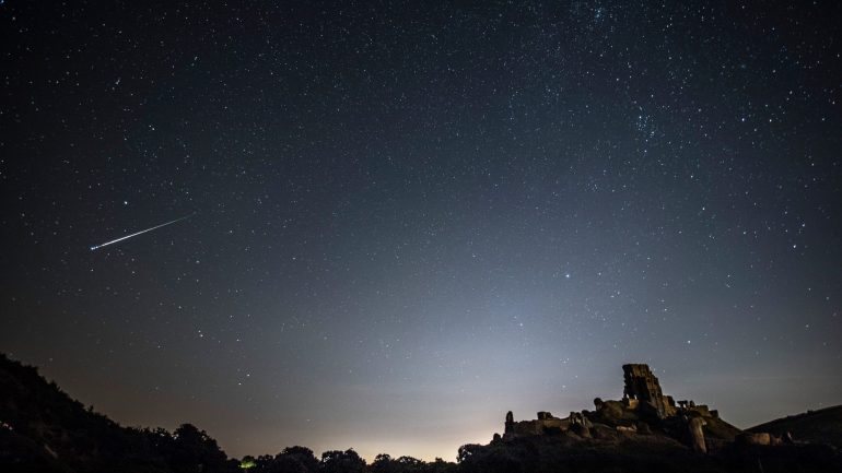 Uma perseida atravessa o céu perto do castelo de Corfe, no Reino Unido