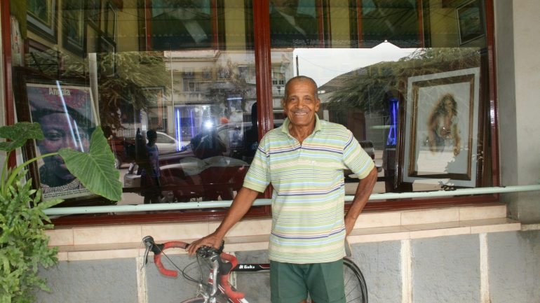 Uma aposta de 100 contos portugueses fê-lo correr, a pé, 47 quilómetros entre Huambo e Benguela, quando tinha 53 anos.
