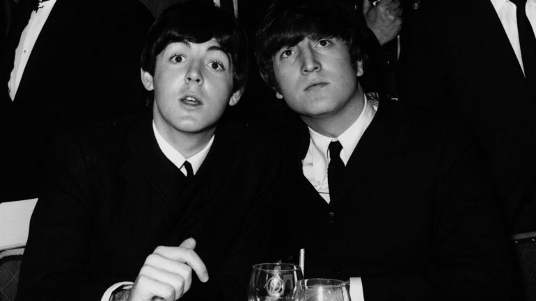 Paul McCartney e John Lennon em 1964, mais ou menos na altura em que &quot;In My Life&quot; foi escrita