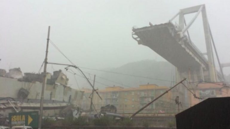 A ponte Moranti caiu por volta das 11h50, na cidade italiana de Génova, causando dezenas de mortos