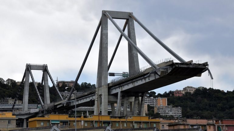 A ponte Moranti caiu por volta das 11h50, causando dezenas de mortos