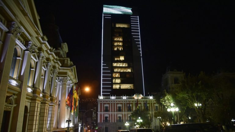 O edifício foi inaugurado na passada quinta-feira, tem 29 andares e localiza-se no centro histórico da capital La Paz