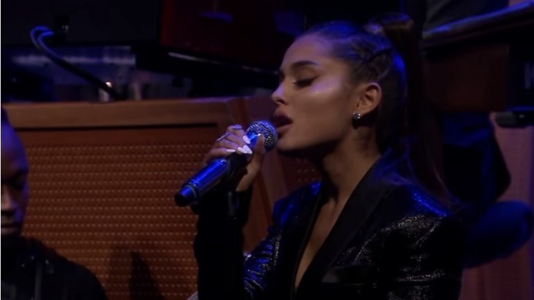 Ariana Grande foi ao programa de Jimmy Fallon, onde prestou uma homenagem a Aretha Franklin.
