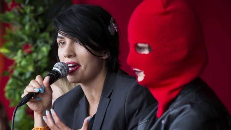 Nadezhda Tolokonnikova é das poucas ativistas da banda que dá a cara e prescinde da máscara balaclava que cobre os restantes apoiantes do movimento