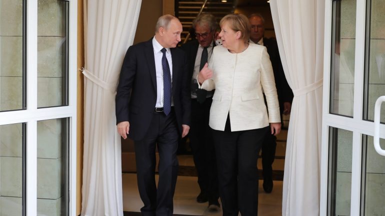 O encontro Merkel-Putin realiza-se no palácio de Meseberg, residência oficial nos arredores de Berlim
