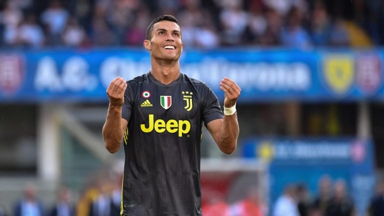 Ronaldo bem tentou (oito remates, quatro enquadrados) mas não marcou na estreia a vencer pela Juventus