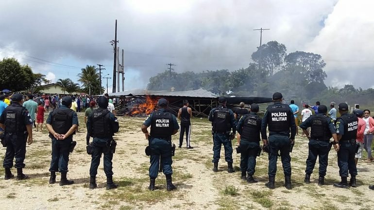 A cidade brasileira de Pacaraima, na fronteira com a Venezuela, foi palco no sábado de violência e tensão