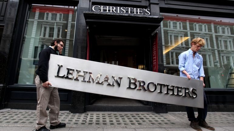 O Lehman Brothers faliu em 2008 em deu o primeiro passo para o crash financeiro global