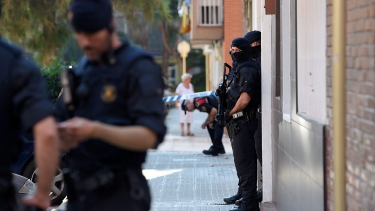 Homem, de origem argelina, estava armado com uma faca quando invadiu esta manhã uma esquadra em Cornellà, Barcelona, e foi abatido pela polícia