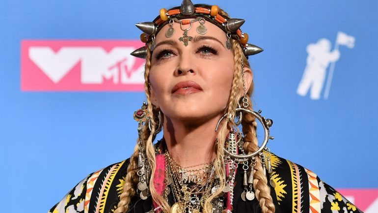 Madonna entregou o prémio de Vídeo do Ano da MTV à cantora Camila Cabello.