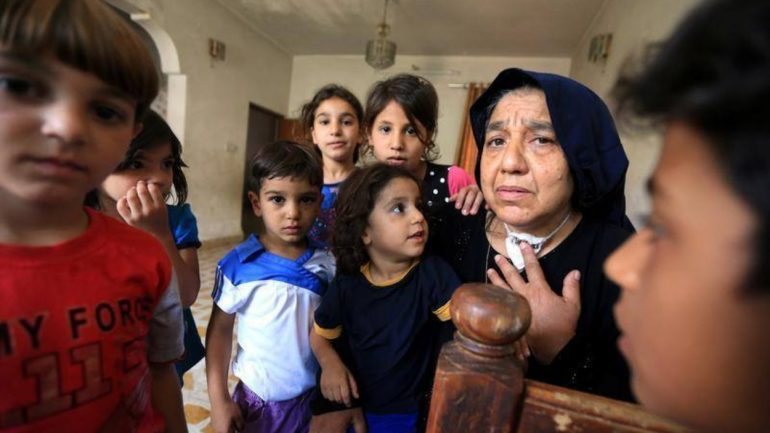 Sana tem 60 anos e cuida dos 22 netos, depois do Estado Islâmico ter morto os pais das crianças. (imagem retirada do Facebook da Reuters)