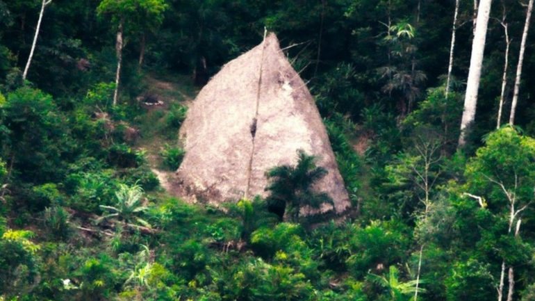 Maloca (abrigo indígena) fotografada com recurso a drone (imagem divulgada pela Funai)