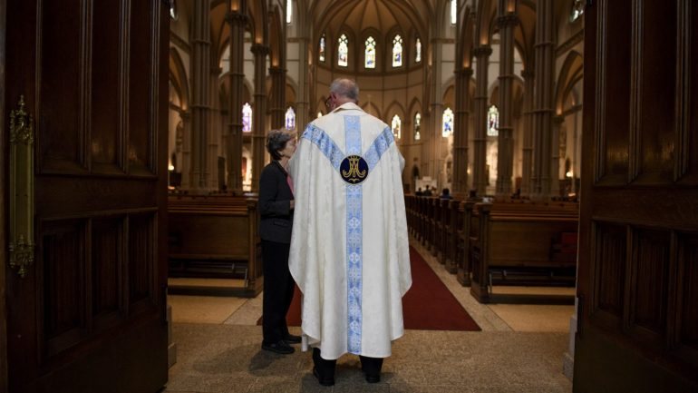A procuradoria-geral da Pensilvânia divulgou relatório onde acusa 300 padres de abusos sexuais