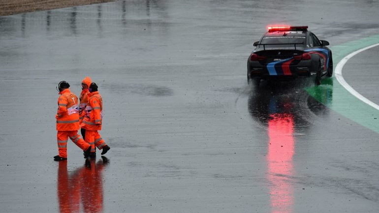 Responsáveis foram tentando melhorar as condições da pista mas a chuva ininterrupta obrigou ao cancelamento da prova