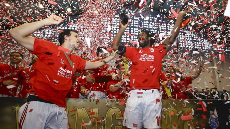 Capitães Paulo Moreno e João Pais repetiram na Supertaça a festa que já tinham feito na Taça de Portugal na época passada