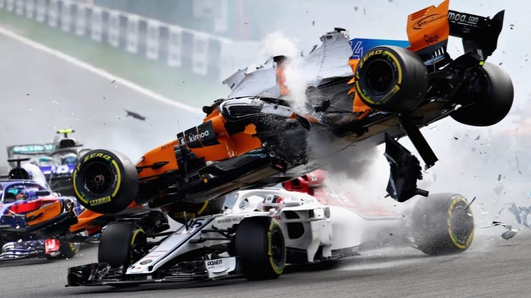 O acidente provocou o abandono de Alonso, Leclerc e Hulkenberg