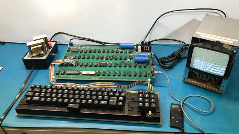 O computador Apple-1 que vai a leilão foi restaurado por um perito. Apenas 200 foram feitos por Steve Jobs e Steve Wozniak