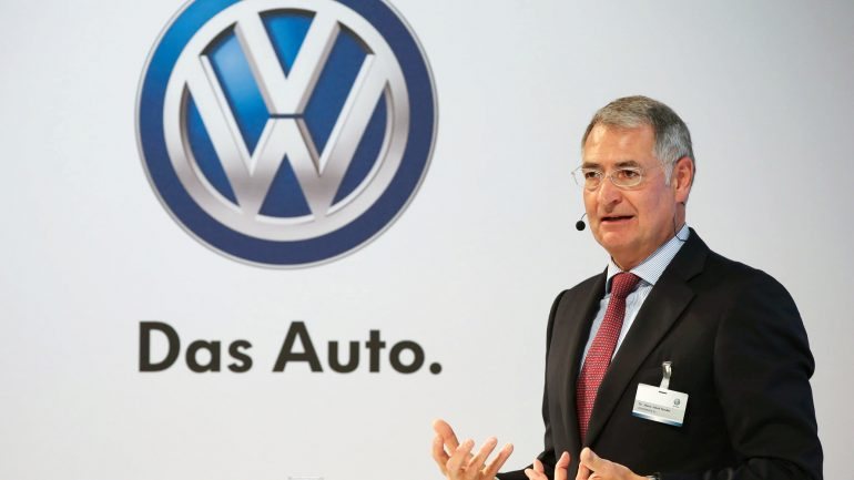 Heinz-Jakob Neusser, o antigo responsável pelo desenvolvimento da Volkswagen, passa de suspenso a despedido