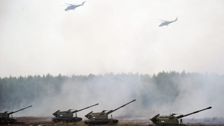Helicópteros e veículos militares num exercício militar conjunto entre a Rússia e a Bielorrússia em 2017, em Zapad