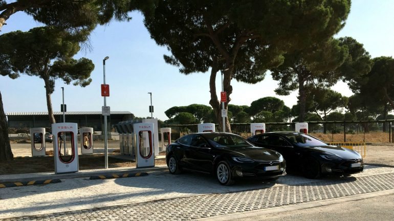 A Tesla  tem na Europa mais de 400 estações de superchargers, que permitem viagens de longa distância