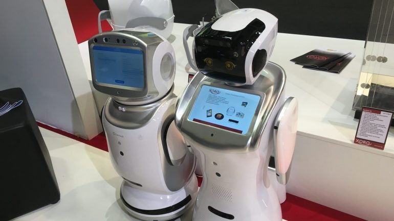 Pelos 26 pavilhões da IFA podem-se ir encontrando vários robôs com inteligência artificial