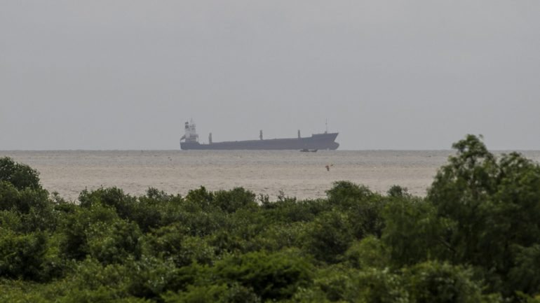 O cargueiro com 177 metros de comprimento que apareceu na costa de Myanmar, na passada terça-feira