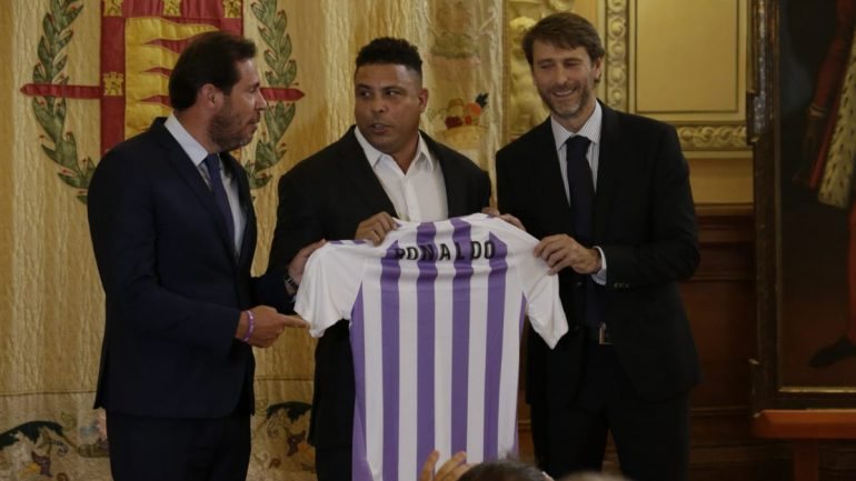 Ronaldo junto a Óscar Puente (à esquerda), o presidente da Câmara de Valladolid, e Carlos Suárez (à direita), o presidente do clube
