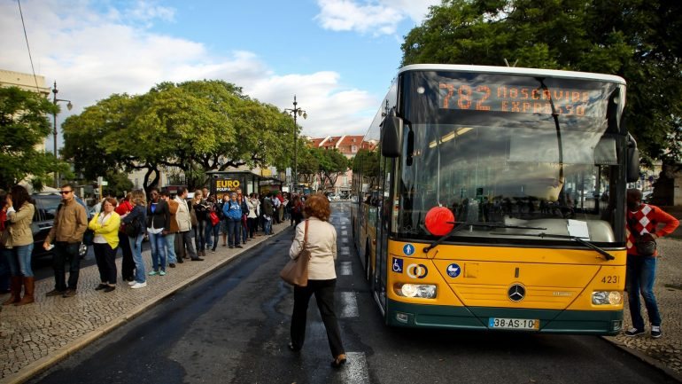 Menores de 12 anos não pagam nos transportes públicos de Lisboa (Metro e Carris) desde que tenham passe