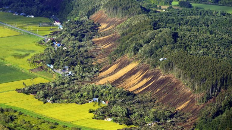 O sismo provocou deslizamentos de terra na ilha de Hokkaido