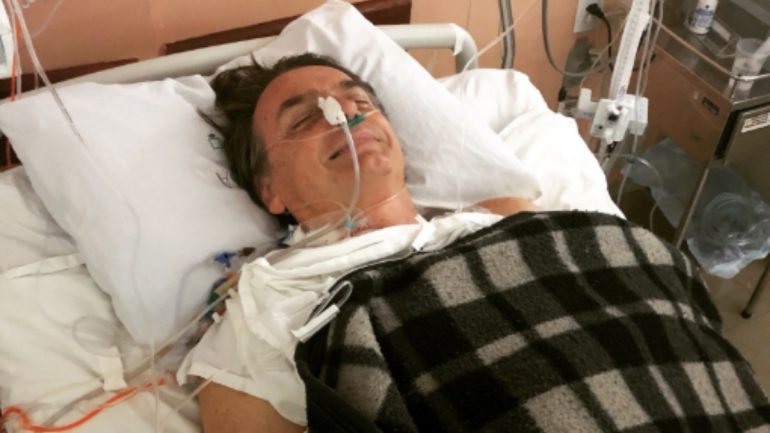 Flavio Bolsonaro, filho do candidato ferido, partilhou foto do pai na cama de hospital após a cirurgia