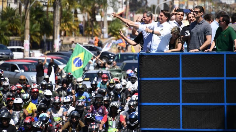 Jair Bolsonaro numa ação de campanha em Brasília no dia antes do atentado em Minas Gerais