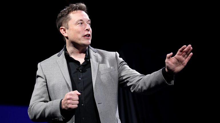 Elon Musk fumou marijuana, bebeu uísque e mostrou o lança-chamas que a Tesla lançou no início do ano