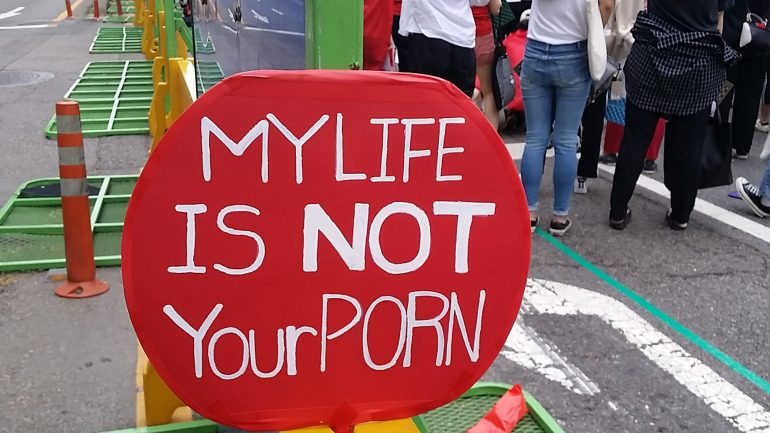 O fenómeno das câmaras ocultas tem originado vários protestos de mulheres com o slogan &quot;My life is not your porn&quot;