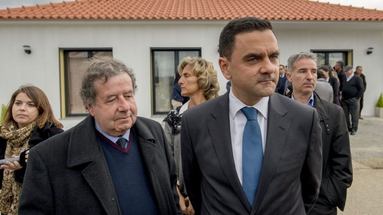 Presidente da Câmara de Pedrógão, Valdemar Duarte, à esquerda da fotografia, ao lado do ministro do Planeamento, Pedro Marques