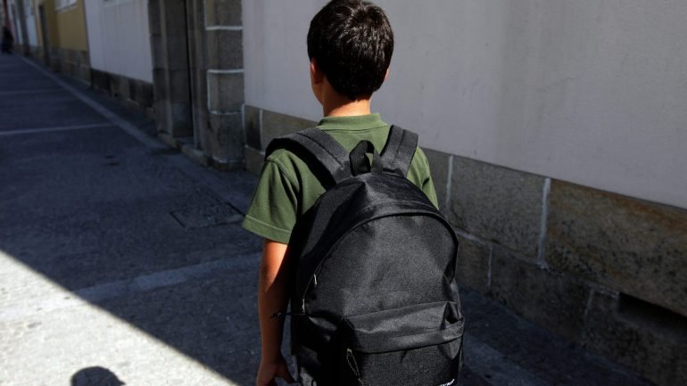 A Organização Mundial de Saúde recomenda que o peso das mochilas não ultrapasse 10% do peso corporal da criança