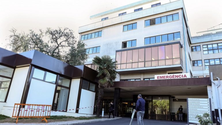 O  Centro Hospitalar de Lisboa Ocidental (CHLO) integra os hospitais São Francisco Xavier, Santa Cruz e Egas Moniz.