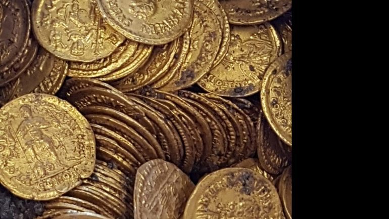 As moedas contêm gravuras dos imperadores Honório, Valentiniano III, Leão I, António e Libério Severo.