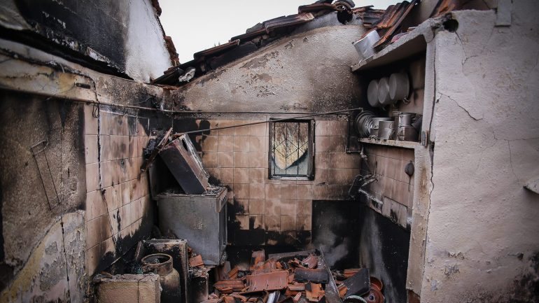 Algumas casas que pedem reconstrução não foram afetadas pelo incêndio ou já estavam devolutas antes