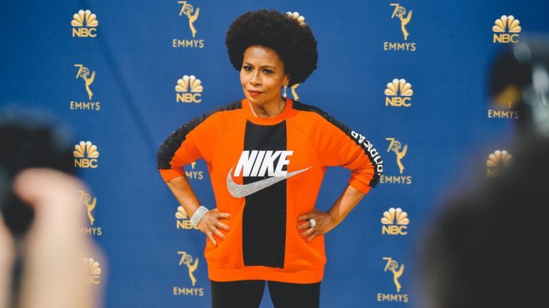 A atriz Jenifer Lewis vestiu uma camisola da Nike em solidariedade para com o protesto do ex-jogador da NFL Colin Kaepernick